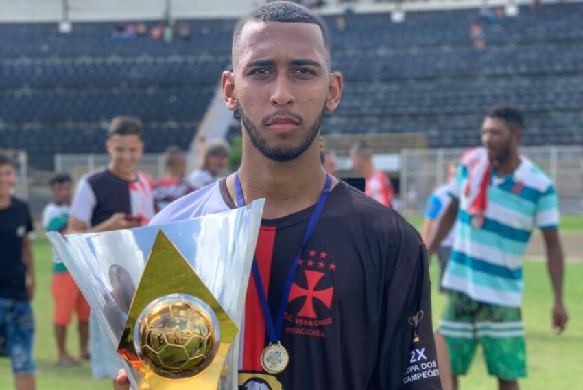 Edmundo com a camisa do Vera Cruz; hoje, volante atua na Primeira Divisão de Goiás 