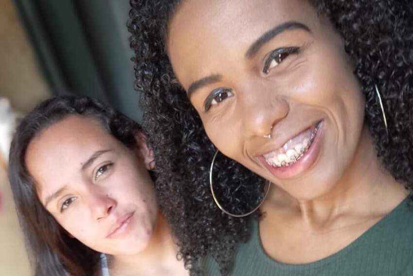 Larissa e Tatiane foram encontradas mortas dentro de casa