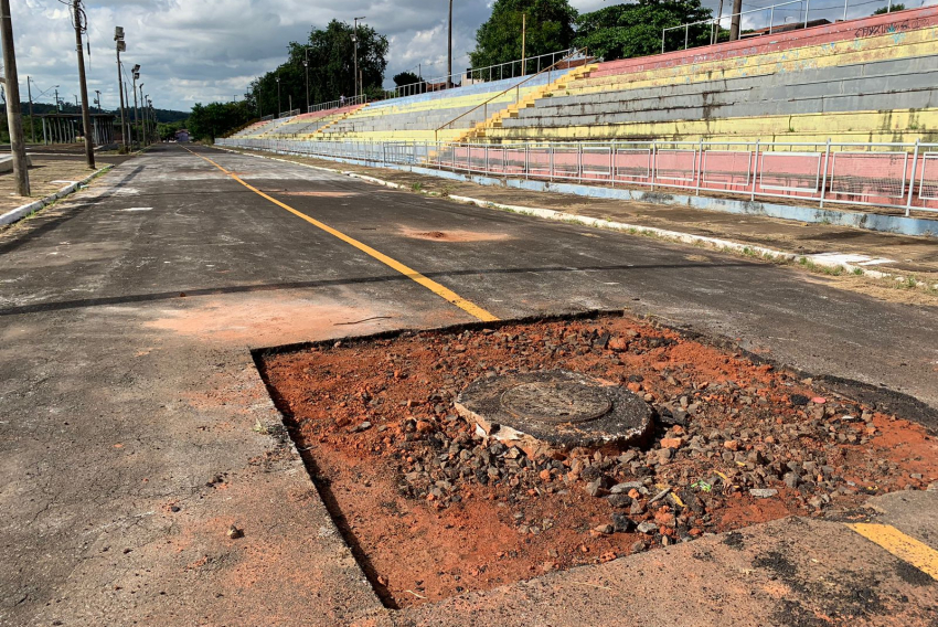 Buracos abertos para realização de estudos sobre o solo