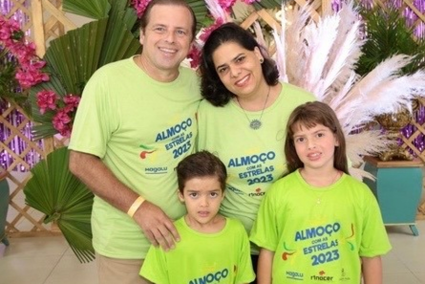 Casal Eduardo Giron e Erica Prieto (da famosa Giron Caricanecas de Franca), com os filhinhos Henrique e Mariana