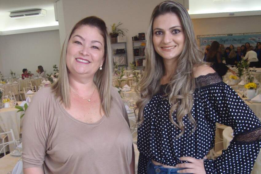 Cláudia Rosa e Elizabete Alves em evento beneficente