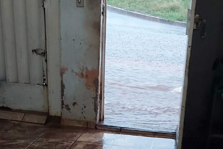Casas do bairro Mutirão em Restinga sofrem com alagamentos e enchentes