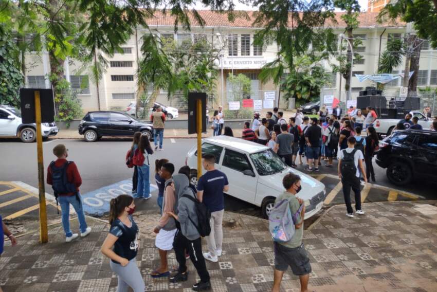 Com a participação de alunos, Apeoesp realizou protesto em frente à escola, nesta segunda-feira (6)