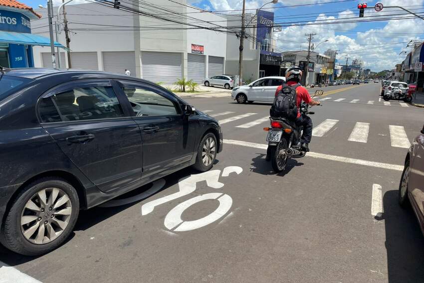 Veículo invade faixa especial para motociclistas e ciclistas