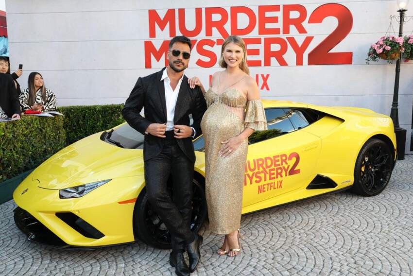 O ator Julio Rocha, ao lado de sua mulher, a modelo Karoline Kleine, ambos em Los Angeles no Red Carped, com look produzido pelo estilista francano Yann Algarte