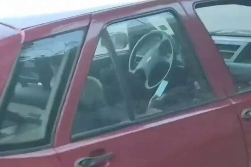 Ele estava com o celular ligado e se masturbando no carro, com os vidros abertos