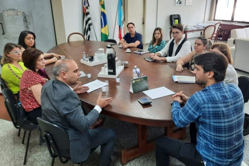 Reunião na Prefeitura de Penápolis que oficializou a implantação e execução do Programa Pós-Medidas no município