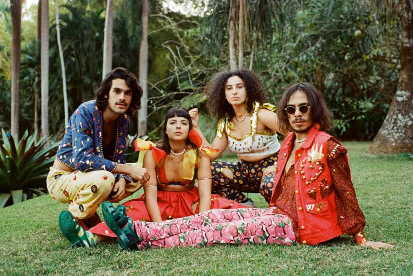 O grupo Bala Desejo é formado pelo encontro dos músicos cariocas Dora Morelenbaum, Julia Mestre, Lucas Nunes e Zé Ibarra