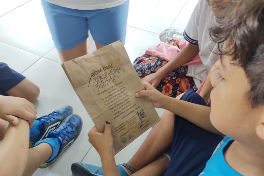 No Dia Mundial da Poesia, alunos de Taubaté estampam trabalhos em sacos de pão