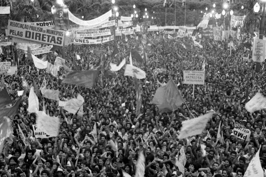 Praça da Sé, em São Paulo, no dia 24 de janeiro de 1984; quase meio milhão pediam pelo voto direto