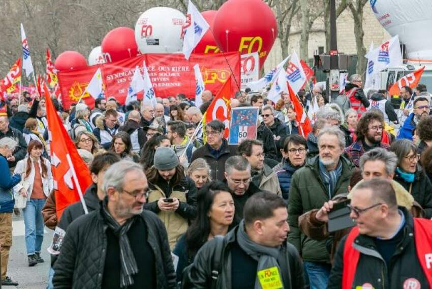 Manifestações contra a reforma previdenciária em Paris vêm sendo realizadas há meses