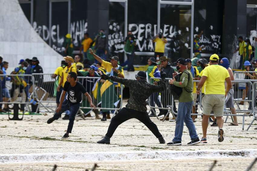 Atos golpistas de 8 de janeiro depredaram as sedes dos Três Poderes, em Brasília