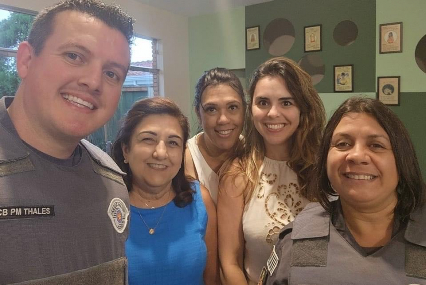 Dora Infante Bittar, Marcia Matos e Juliana Moura com policiais da Patrulha Maria da Penha