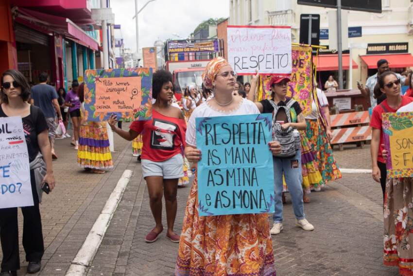 Após elaborar manifesto coletivo, mulheres saíram às ruas do Centro de Jundiaí carregando cartazes com dizeres da luta feminista