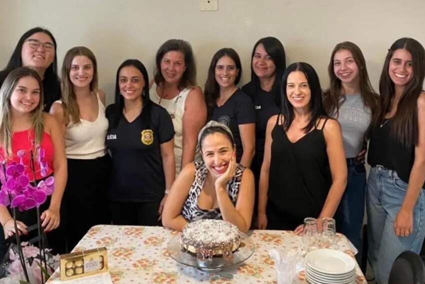 A delegada de polícia Juliana Paiva ganhou festa surpresa de sua equipe, dia desses na DDM