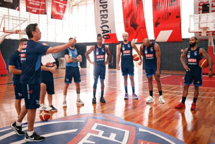 Helinho conversa com os jogadores durante treino da equipe no ginásio do Sesi, antes da viagem para o Uruguai