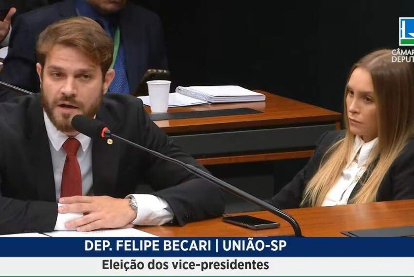 A atriz e ex-BBB Carla Diaz ao lado do noivo, o deputado Felipe Becari (União Brasil-SP)