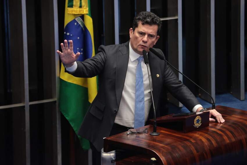 Moro foi quem determinou a prisão de Lula em 2018, quando este se posicionava como candidato à Presidência nas eleições daquele ano, contra Jair Bolsonaro (PL).
