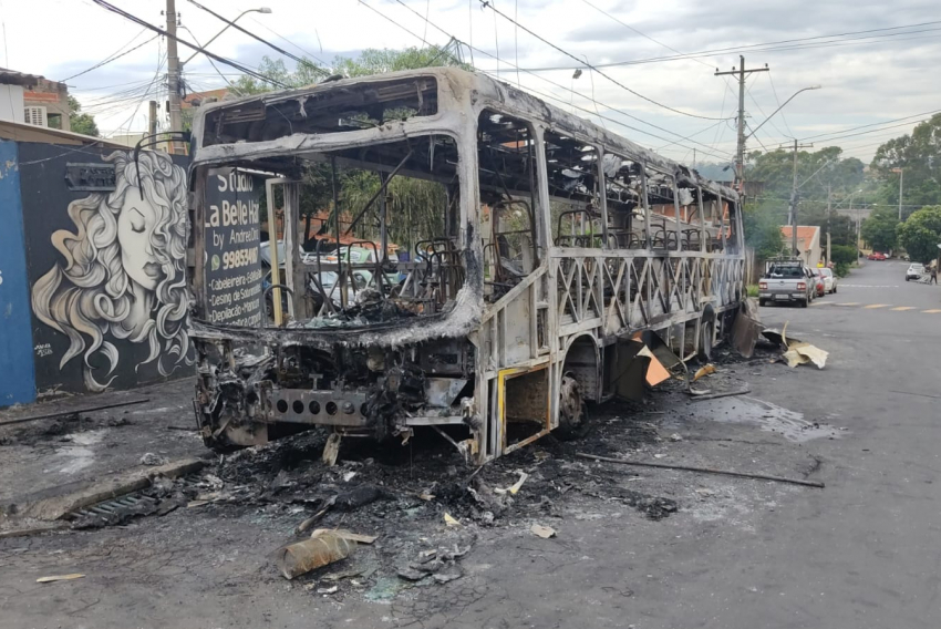 Ônibus queimado no bairro Novo Horizonte