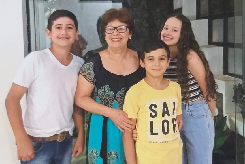 Inez de Oliveira (cujo nat é dia 3 de abril, segunda-feira) aí está, toda só satisfação, com os netos: Rafael, Maria Fernanda e Miguel.