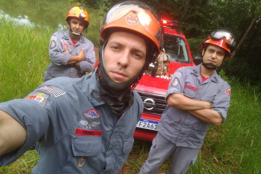 Equipe de busca com sargento Muniz e soldados Dênis e Trindade: Corpo de Bombeiros fez varredura de possíveis locais de risco na manhã desta segunda-feira