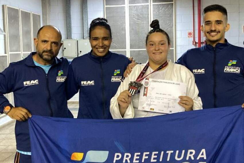 Técnico Carlos Zacarias, atleta Maria Victória e os auxiliares Keyla Raquel e Ryaan Carrijo