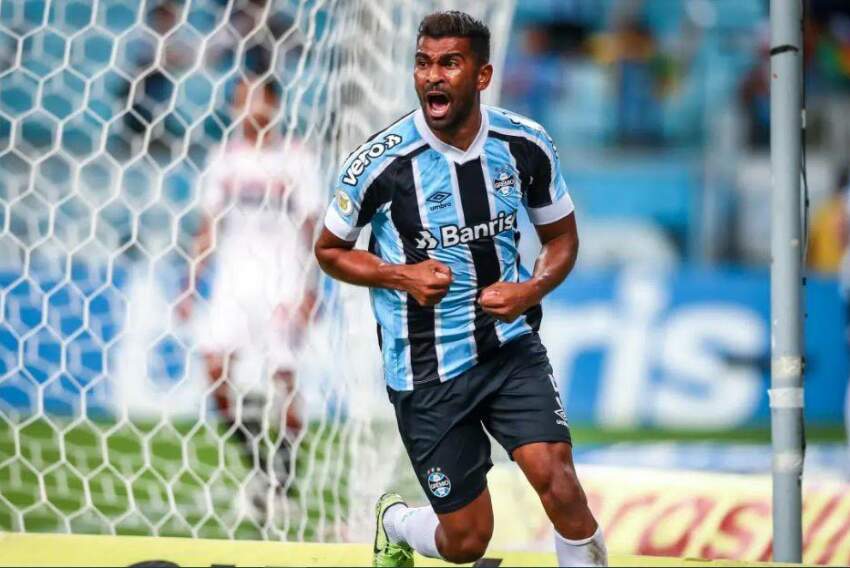 Além de Thiago, Lucas Silva também deve deixar o clube. Thaciano foi vendido ao Bahia.