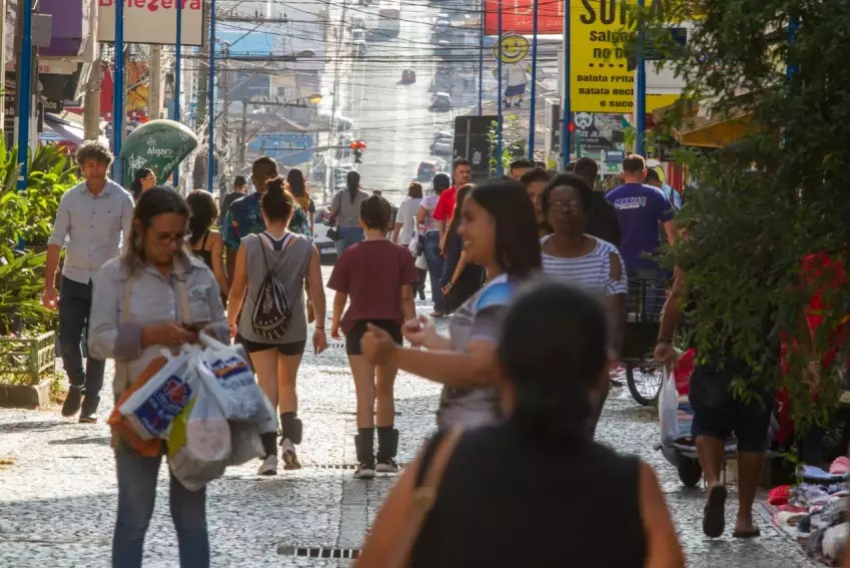 Movimentação no calçadão da rua Voluntários da Franca, no Centro da cidade: um dos principais pontos comerciais da região