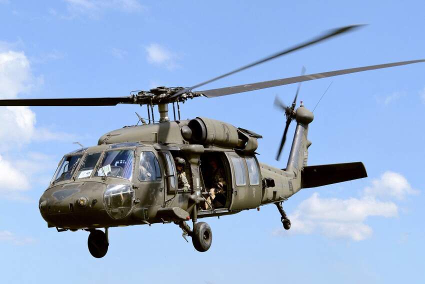 Militar afirma que um dos helicópteros tinha cinco soldados e o outro, quatro, e todos usavam equipamento de visão noturna.