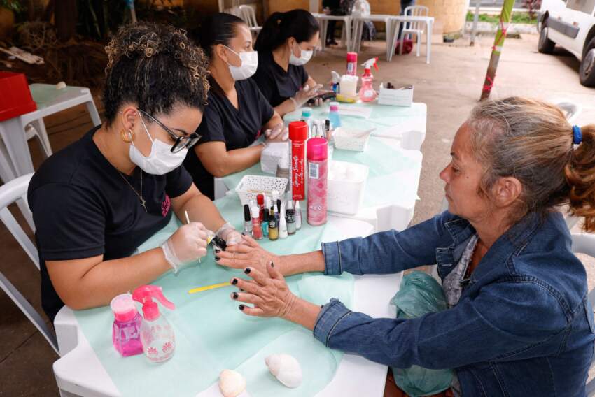 Cristiane Leopoldino recebeu os cuidados da manicure Aline Silva e ficou agradecida pela iniciativa