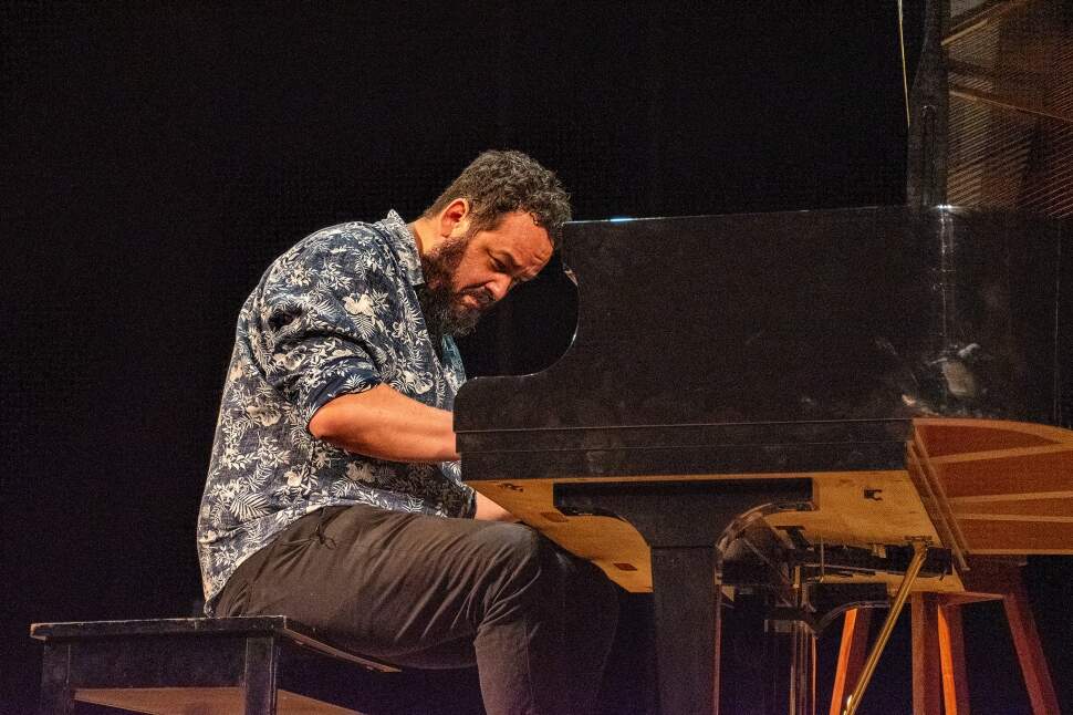 Paulo Maia ao piano, durante apresentação (crédito: Arquivo pessoal)
