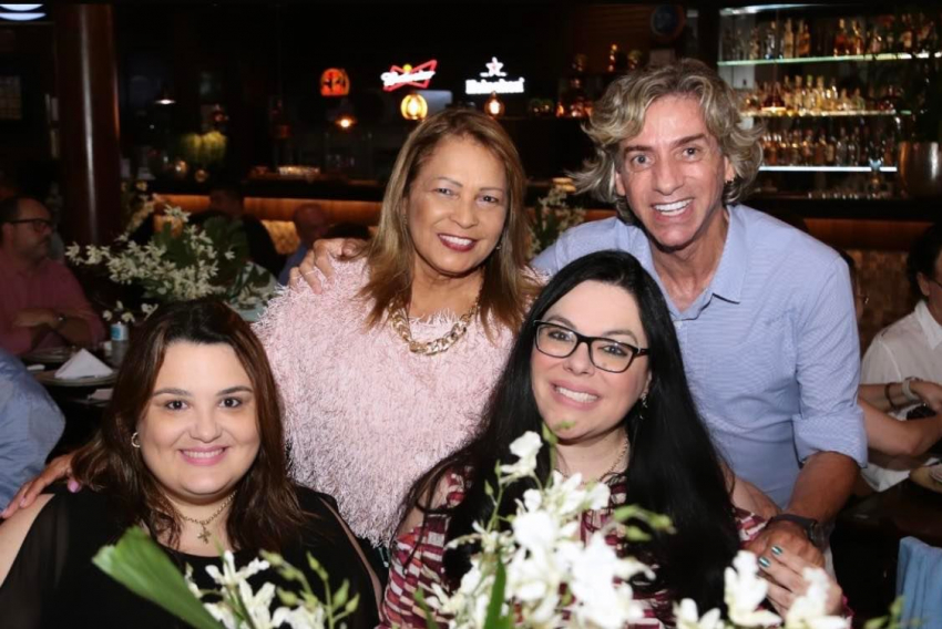 Heloisa Giacomelli e Sheila Melo, com a diretora da UP Global Education, Paola Moscardini, e Well