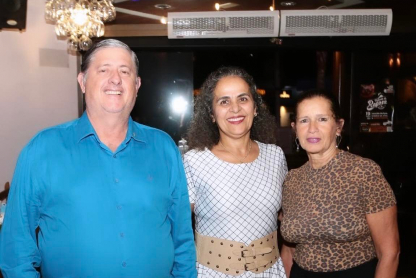 Empresário Carlos Corrêa, com a esposa Marli Corrêa e a prima Margareth Corrêa Ramos (do RJ) em festa animada