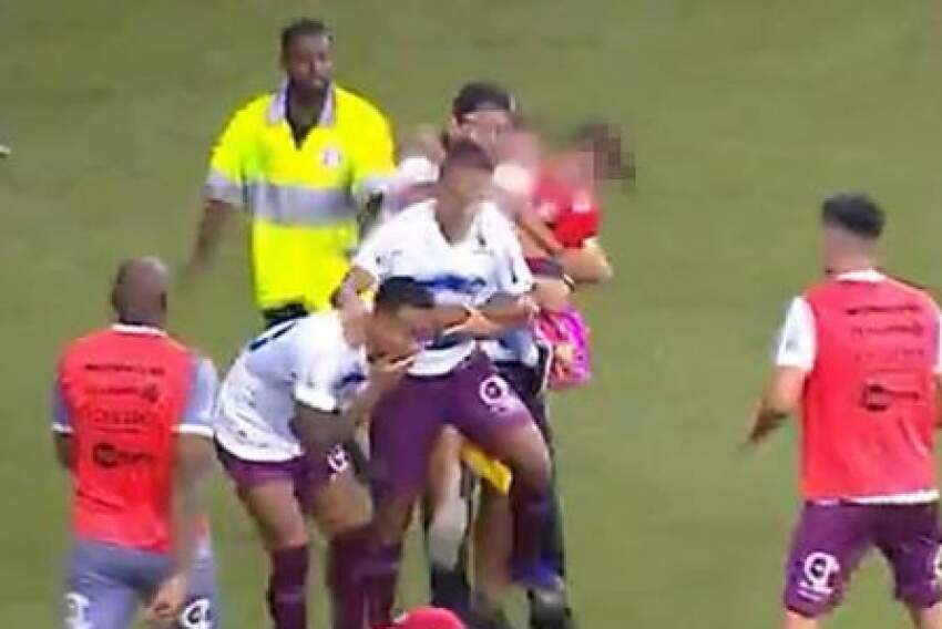 Após o fim da partida entre Inter e Caxias, um torcedor invadiu o campo com uma menina no colo. Ele foi até um atleta do time visitante e o agrediu