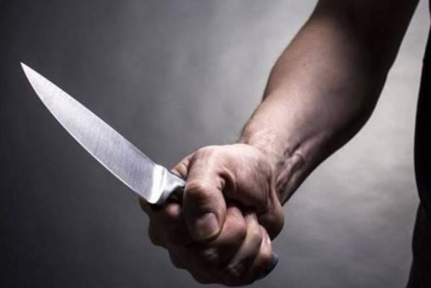 Mulher luta com bandido para não ser roubada e leva golpes de faca de raspão