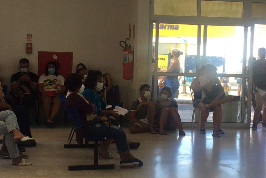 Pacientes aguardavam atendimento sentados no chão do PS Álvaro Azzuz