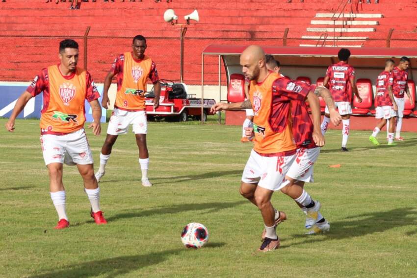 O lateral Carlinhos, o zagueiro Hygor Ribeiro e o atacante Carlão, em treinamento