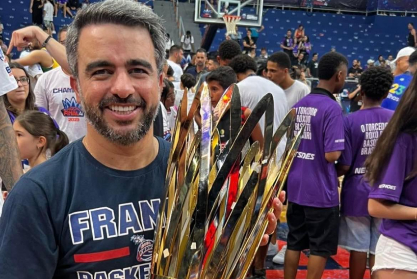 Com paixão declarada pelo basquete francano, o empresário Fabrício Garcia (diretor do Magalu) exibe a taça do Sesi Franca