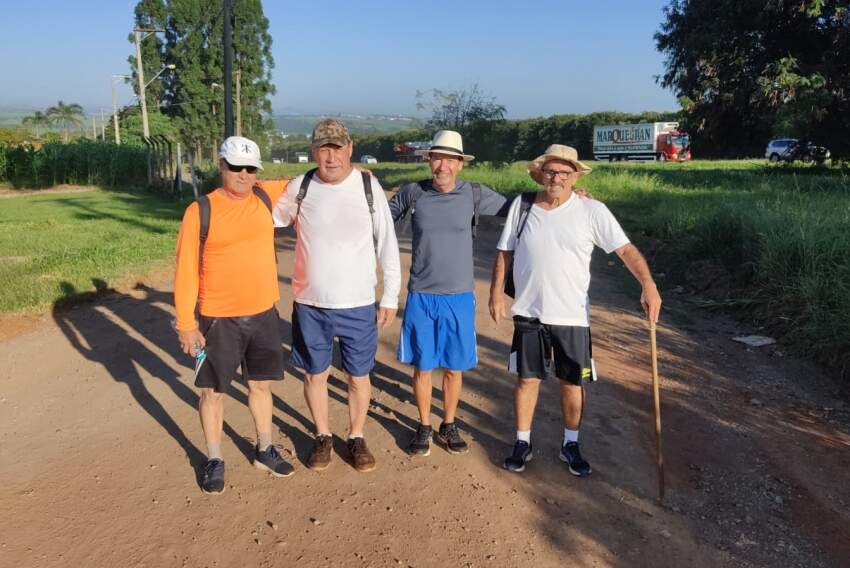 Quatro romeiros começaram a caminhada na manhã de segunda-feira, (3)