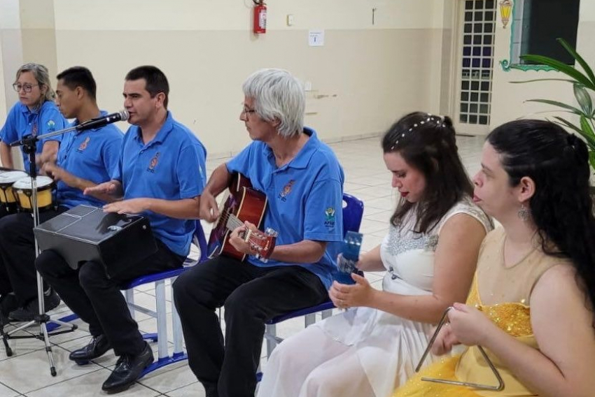Na festa de lançamento do leilão da Apae de Franca, uma apresentação musical com usuários da instituição emocionou a todos