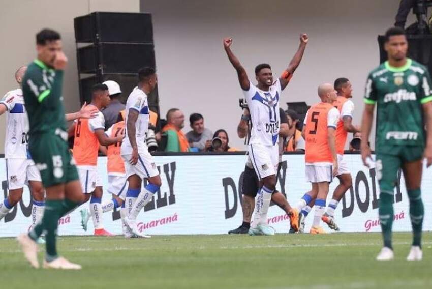 Com gol nos acréscimos, Água Santa vence o Palmeiras e sai na