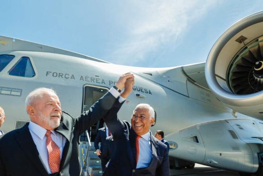 Lula e o primeiro ministro de Portugal, António Costa, ao lado do KC-390 da Embraer comprado pelo país europeu