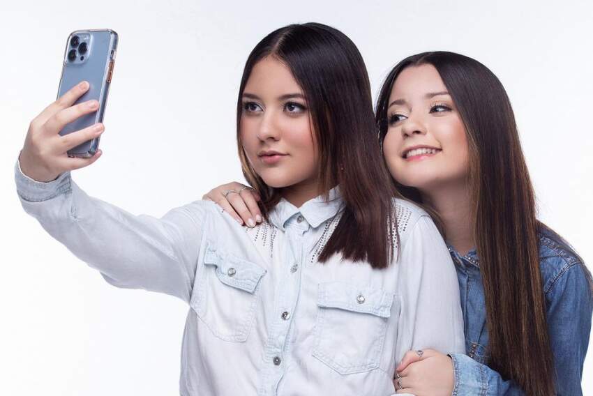 A dupla Manuela e Valentine é formada pelas gêmeas Antonella Guida dos Santos e Vallentyne Guida dos Santos, de 14 anos