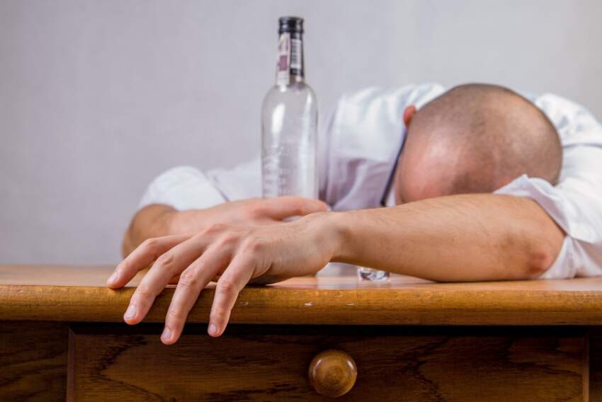 Quando o consumo é prolongado e há um quadro de alcoolismo, o maior risco para os rins é o aumento da pressão arterial