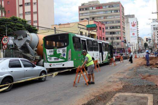 Trânsito em rua com obras na cidade de Campinas