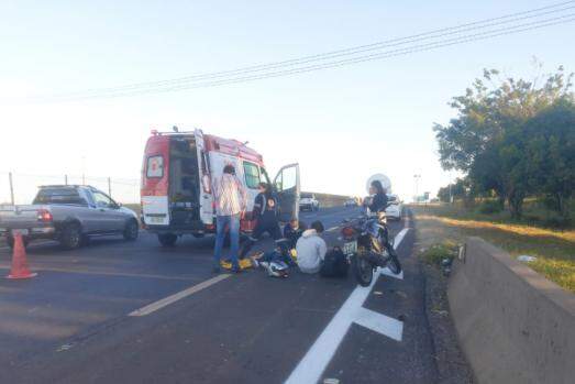 Casal é socorrido após bater de moto na traseira de automóvel em Franca