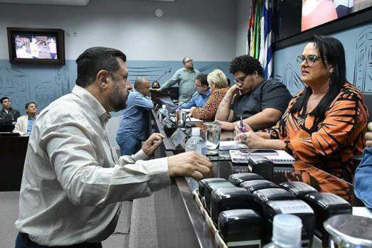 Vereadores de Araçatuba conversam durante a sessão ordinária da Câmara de segunda-feira à noite; dois projetos de lei foram aprovados em Plenário