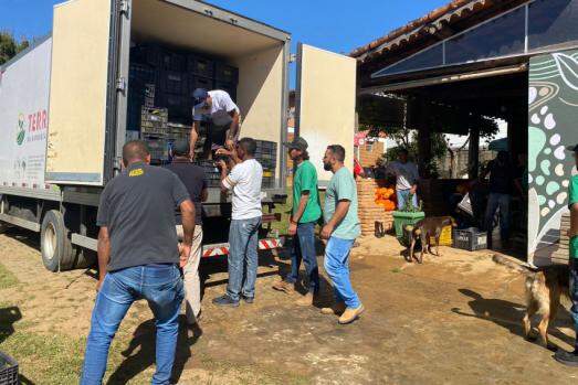 Colaboradores da Associação Flor da Vida e membros do MST descarregam alimentos orgânicos em Franca