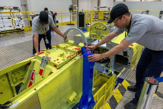 Primeiro Gripen em produção na linha de Gavião Peixoto, na fábrica da Embraer