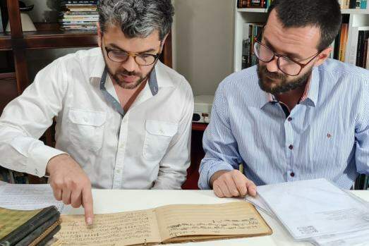 Registro documental que tem como personagens principais os centenários cadernos preenchidos com partituras manuscritas